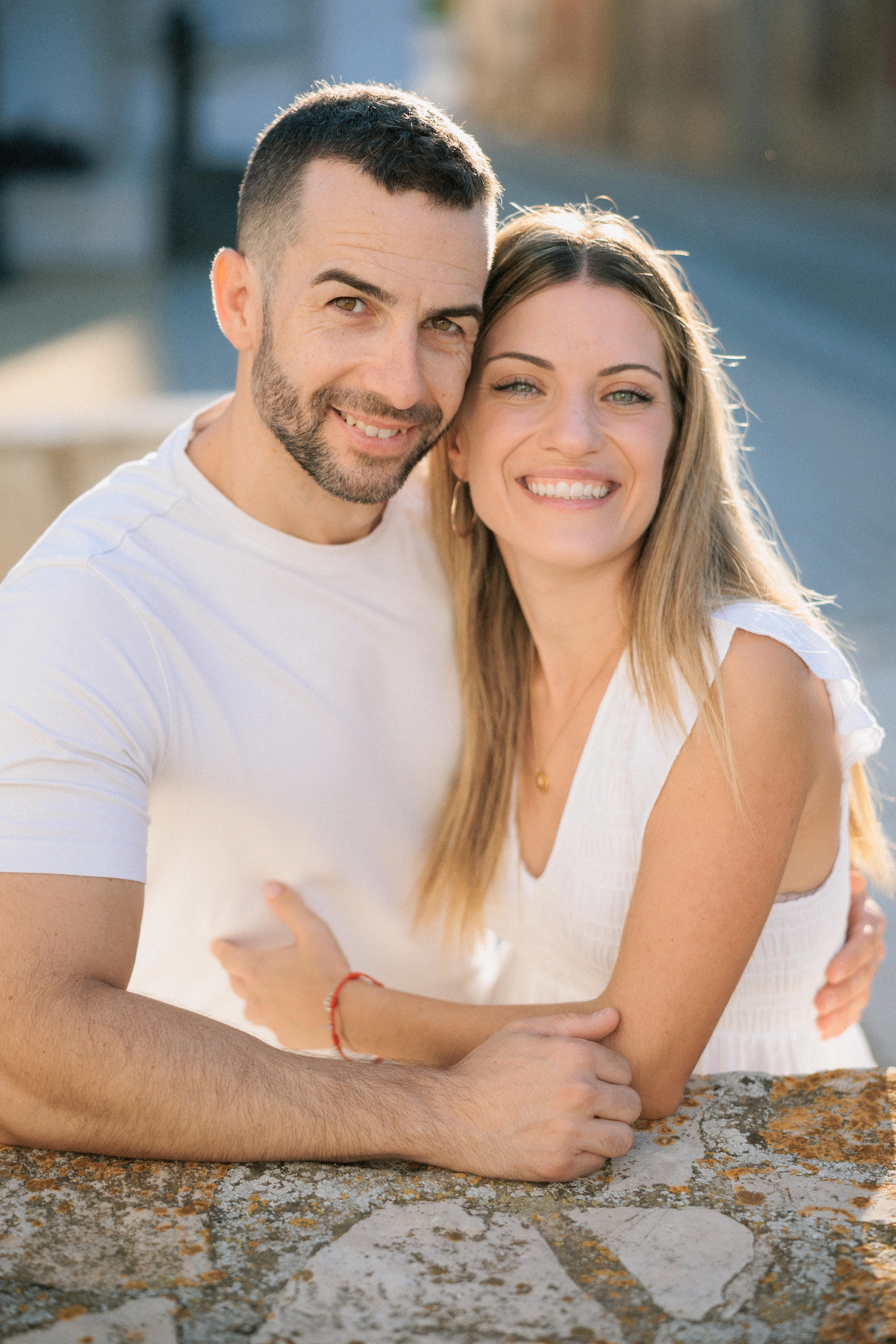 Preboda Marta i Alejandro abraçats